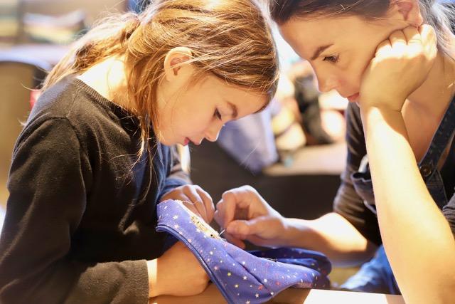 Atelier de broderie avec Mamie Lisette
